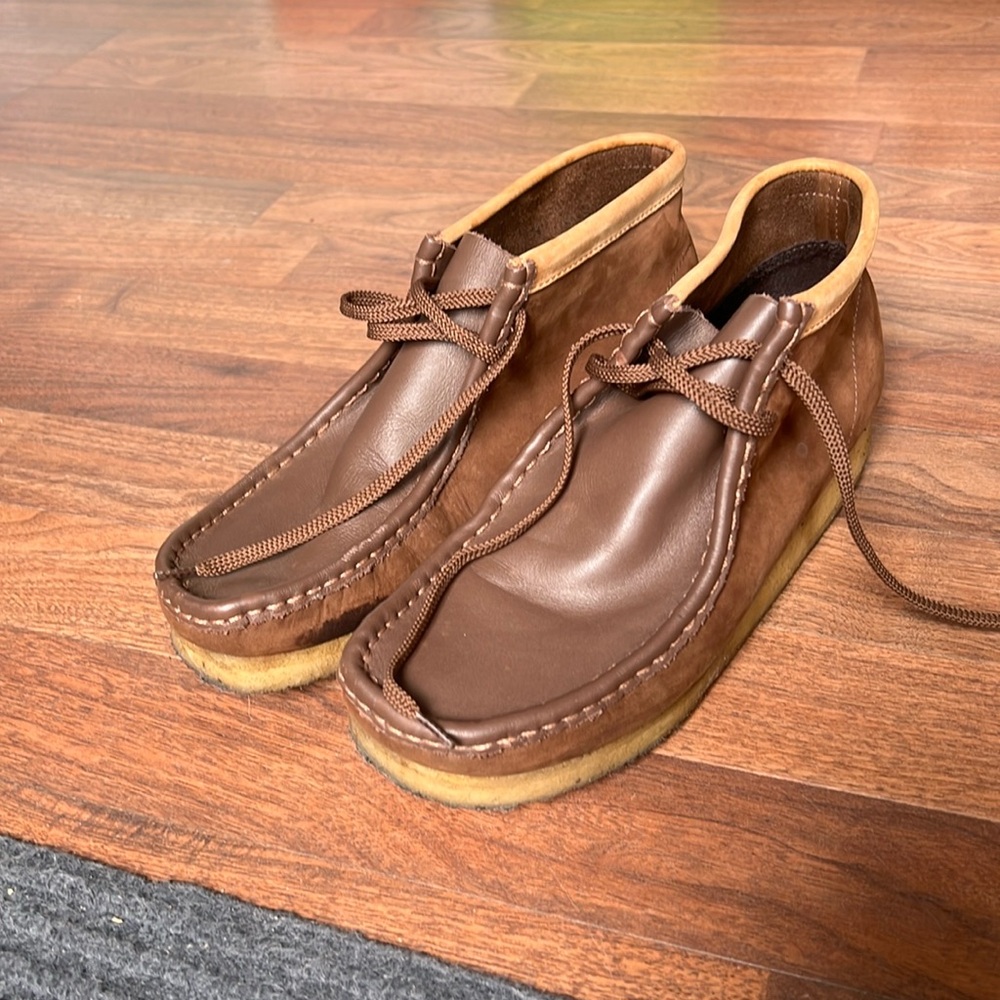 Size 10 men’s brown leather Clark’s wallabees